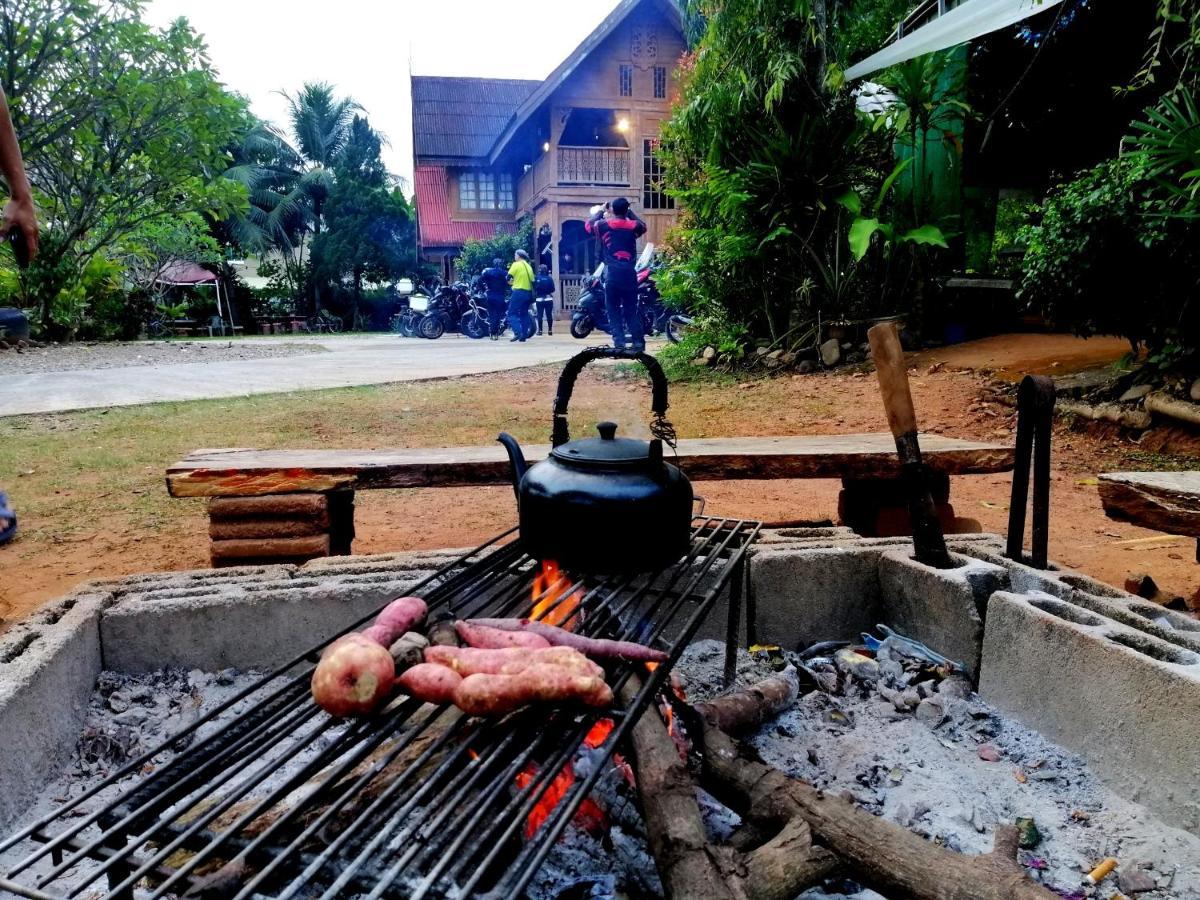 Crossroads House Hotel Mae Hong Son Bagian luar foto