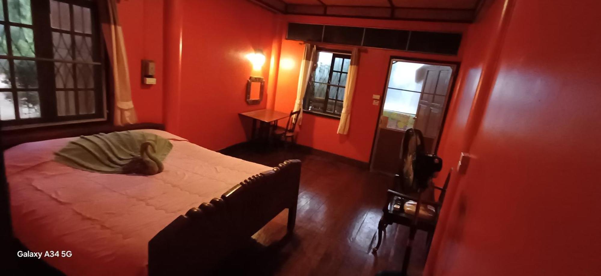 Crossroads House Hotel Mae Hong Son Bagian luar foto